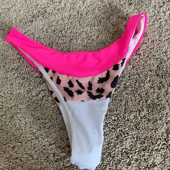 Five bathing suits - Picture 5 of 6